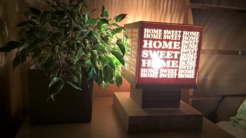 Drevená stolná lampa HOME