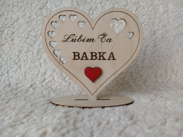 Drevené srdiečko na podstave s nápisom Ľúbim Ťa Babka