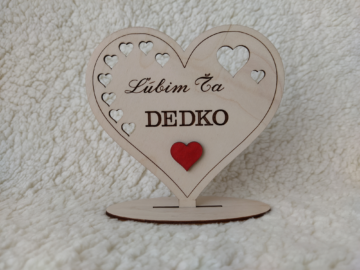Drevené srdiečko na podstave s nápisom Ľúbim Ťa Dedko