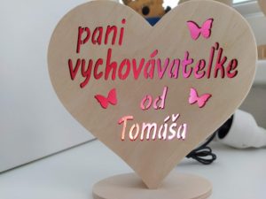 Drevené svietiace srdiečko pre pani vychovávateľku