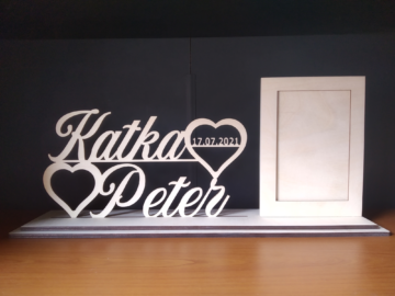 Drevený nápis s menami a rámikom na foto