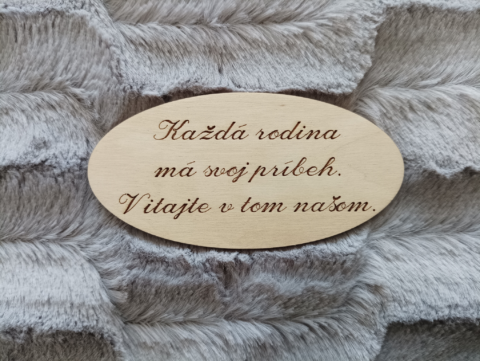 drevený ovál s textom