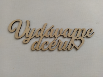 Drevený nápis vydávame dcéru