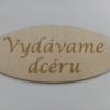 Drevený nápis vydávame dcéru