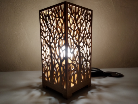Drevená stolná lampa