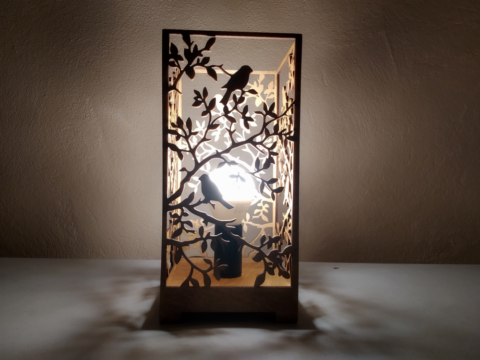 Drevená stolná lampa