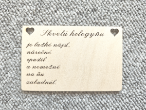 drevená tabuľka s textom