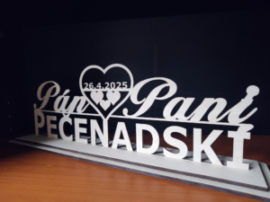 drevený nápis na svadobný stôl