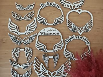 Drevené krídla a mini srdiečka s textom